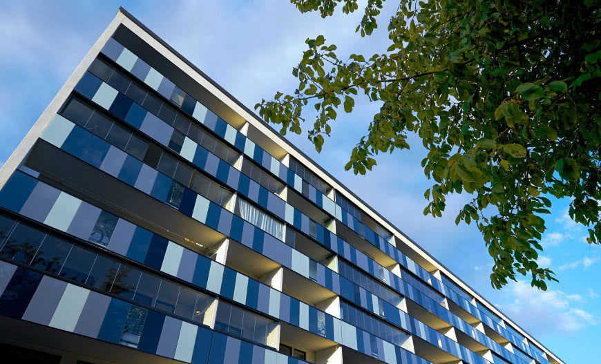 Deszcz a montaż elewacji wentylowanej: jak bezstresowo prowadzić prace jesienią?